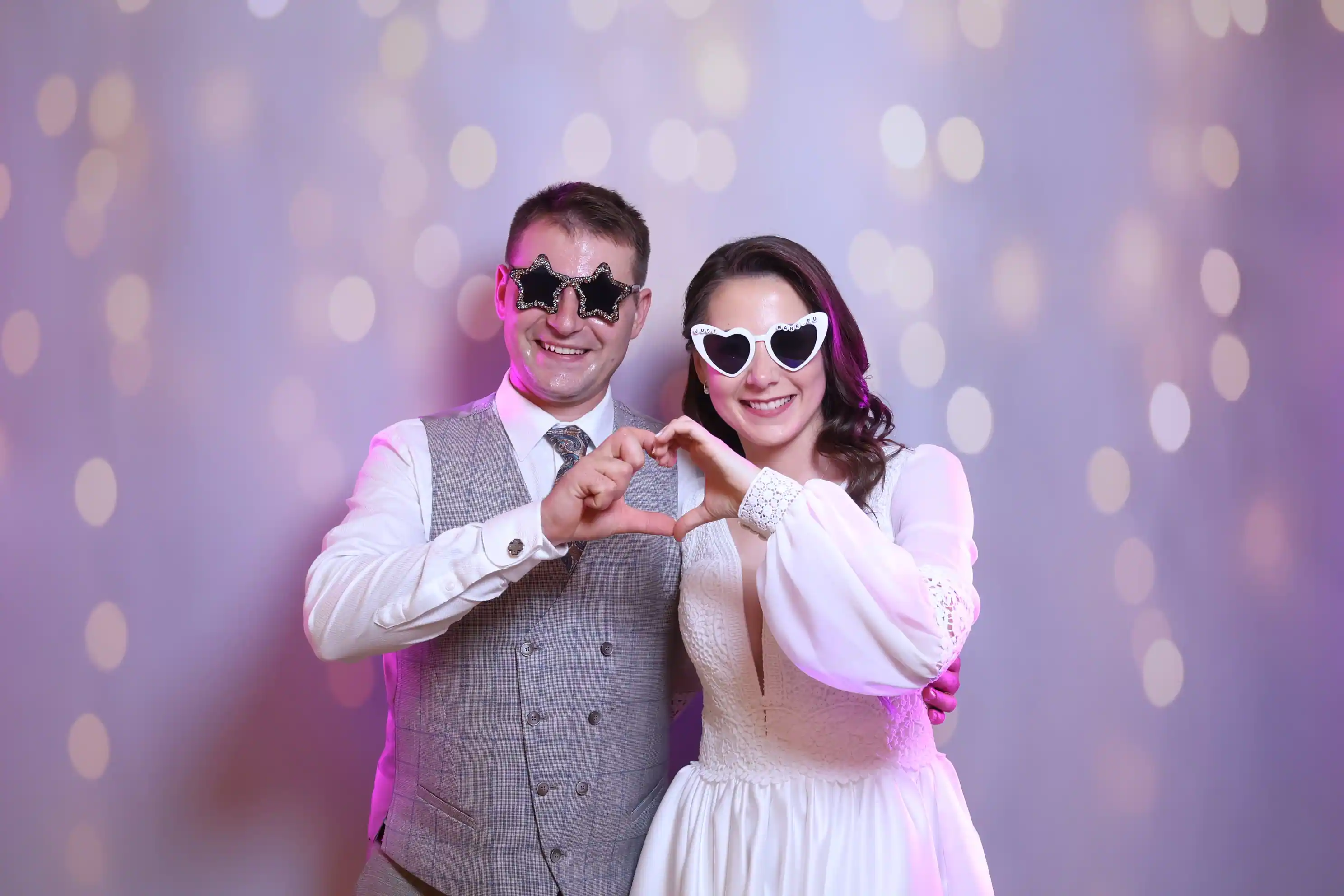 Menyasszony és vőlegény stúdió minőségű fotón