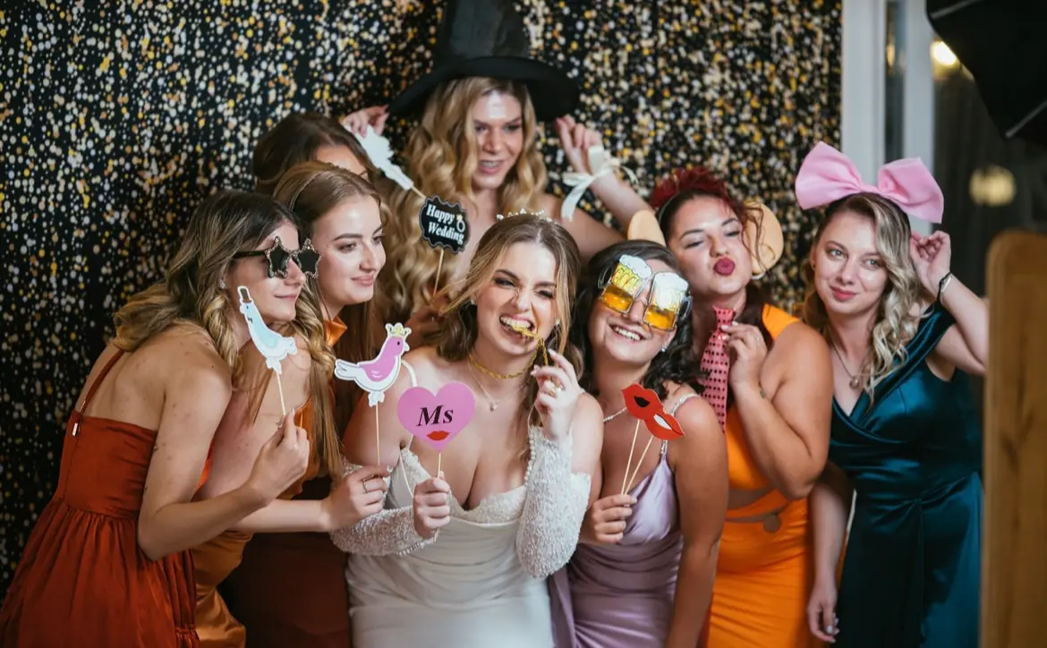 Vidám vendégek a pózolnak